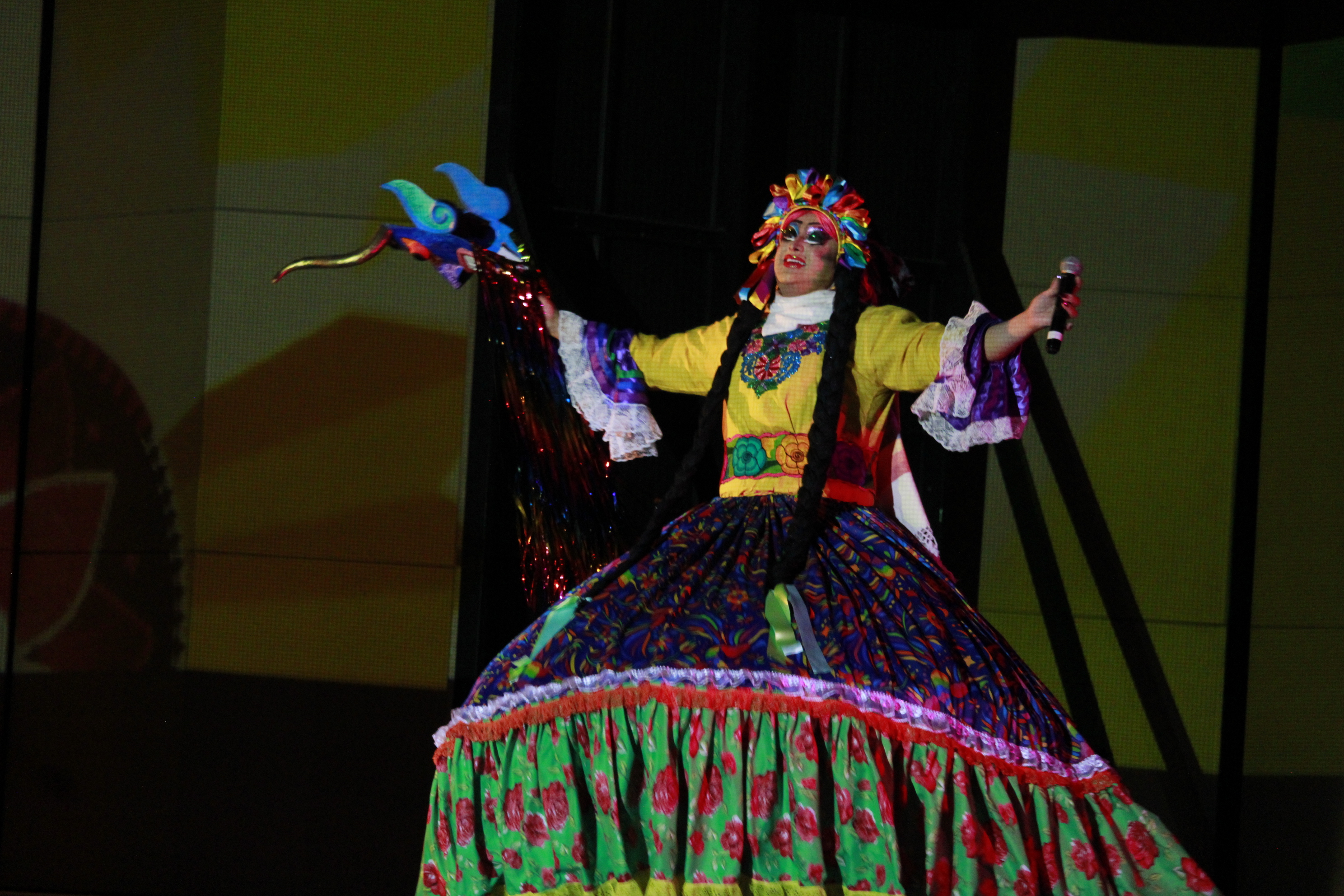 La Escaramuztia presentando su performance "No seas tan mustia"