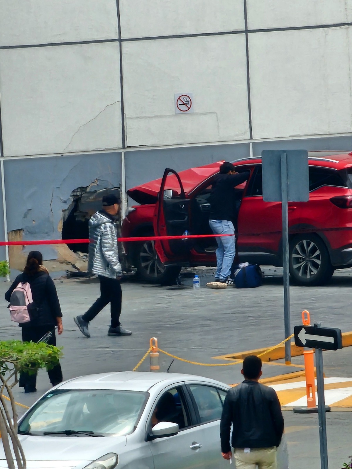 Adulto mayor pierde el control y choca contra muro en Galerías Pachuca