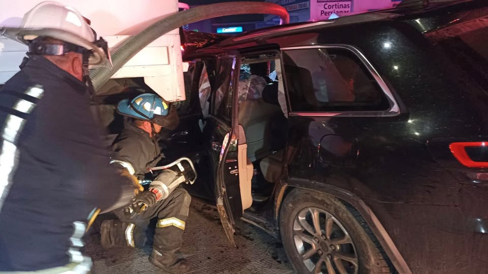 Rescatan a conductor tras accidente en Mineral de la Reforma