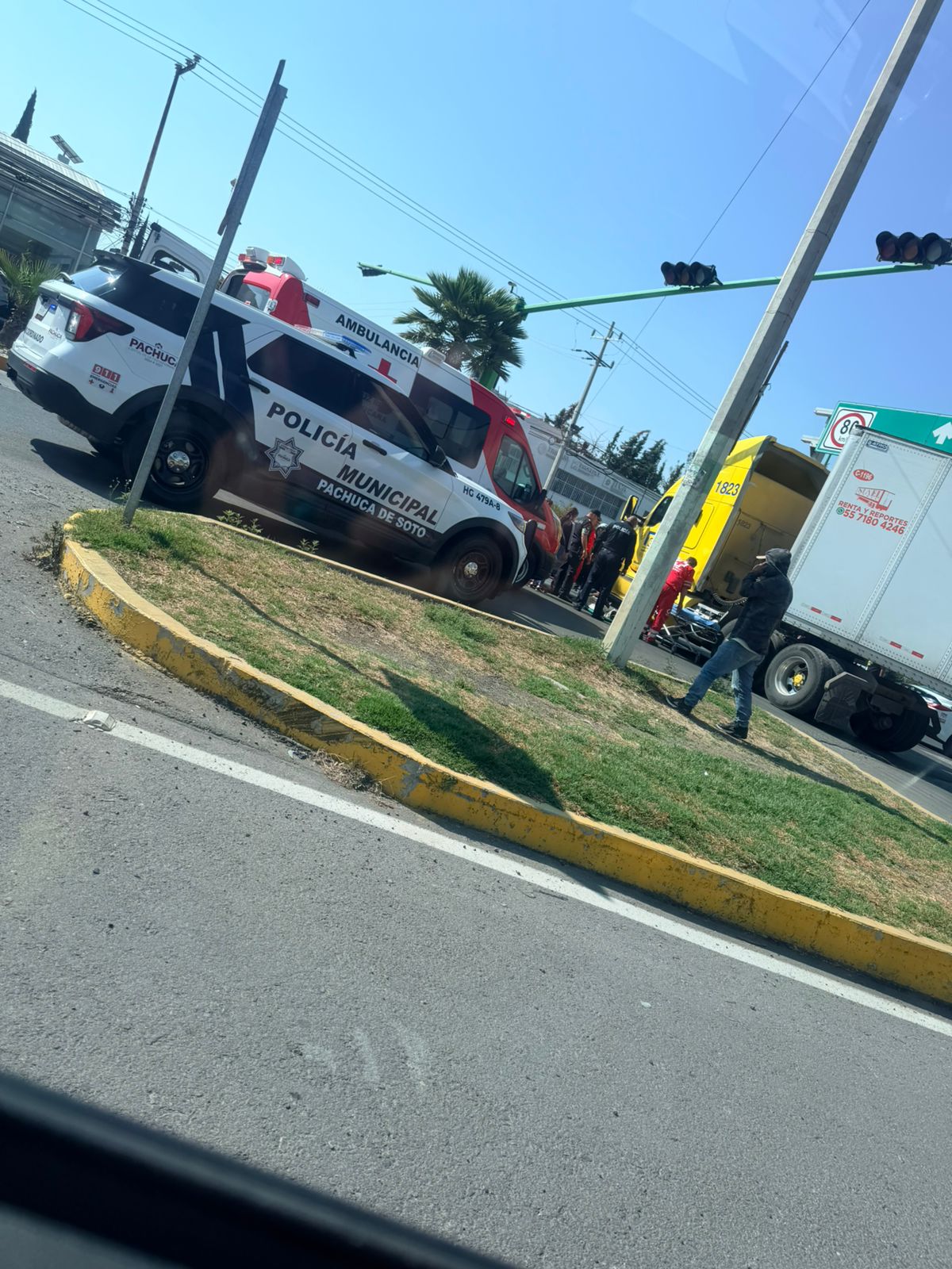 Motociclista choca contra tráiler en Pachuca